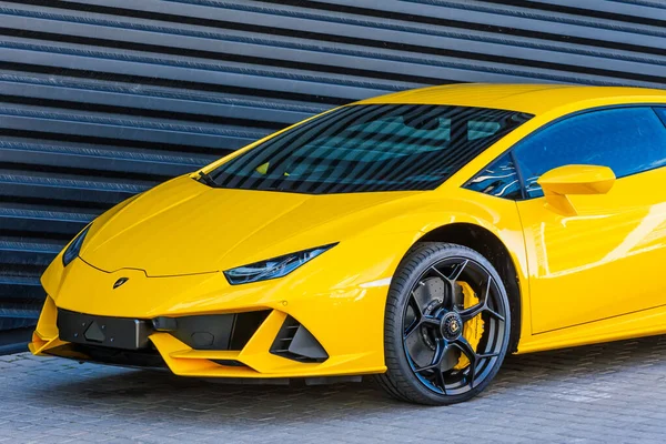 Supercar Lamborghini Aventador Color Amarillo Estacionado Concesionario Automóviles Rusia San —  Fotos de Stock