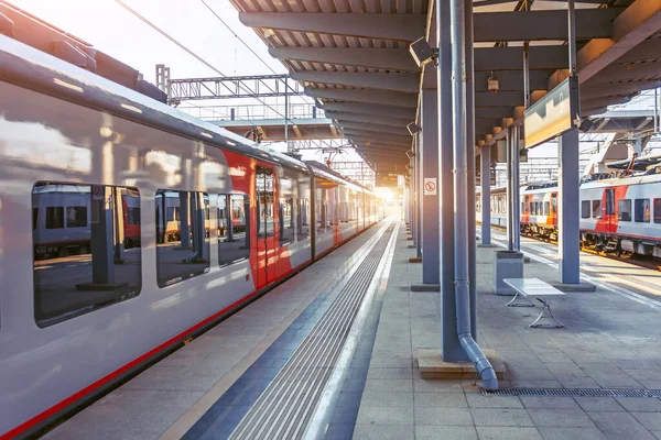 Suburban Express Train Leaves Station Empty Platform — Stock Photo, Image