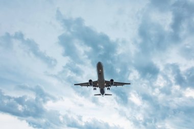Şiddetli fırtına bulutlu havada havaalanına yaklaşıyor.