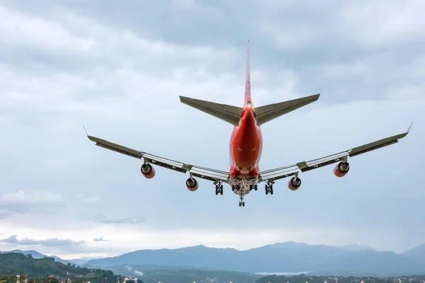 Landung Eines Großflugzeugs Auf Dem Bergflughafen Rückansicht Der Landebahn — Stockfoto