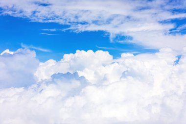 Bir yaz günü uçağın yüksekliğinden tüylü bulutların panoramik görüntüsü