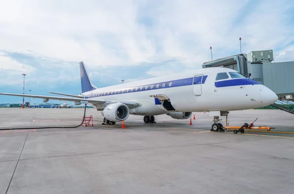 Reabastecimento Uma Aeronave Com Combustível Aviação Antes Voo Comercial — Fotografia de Stock