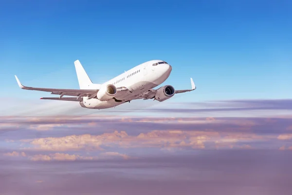 Céu Noturno Com Nuvens Densas Avião Passageiros Voando Alta Velocidade — Fotografia de Stock