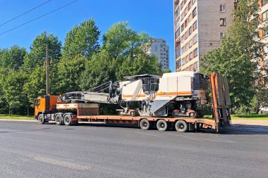 Şehirdeki bir karavanın yol onarım platformu için asfalt kaldırımı kesme ve kaldırma ekipmanları taşımacılığı