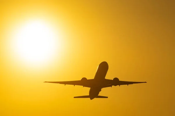 Silueta Avión Despegue Atardecer Junto Sol Brillante — Foto de Stock