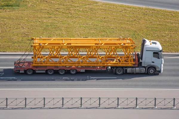 Transport Von Turmdrehkrankomponenten Auf Pltaform Lkw Anhängern Entlang Der Autobahn — Stockfoto