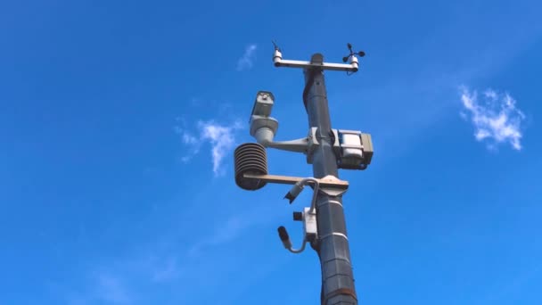 Automatische Wetterstation Mit Wetterüberwachungssystem Und Videokameras Zur Beobachtung Vor Dem — Stockvideo