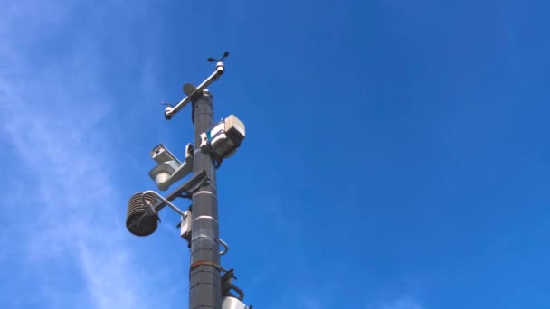 Automatische Wetterstation Mit Wetterüberwachungssystem Und Videokameras Zur Beobachtung Vor Blauem — Stockvideo