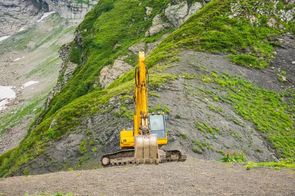 Escavadeira Equipamentos Pesados Montanhas Encostas Íngremes — Fotografia de Stock