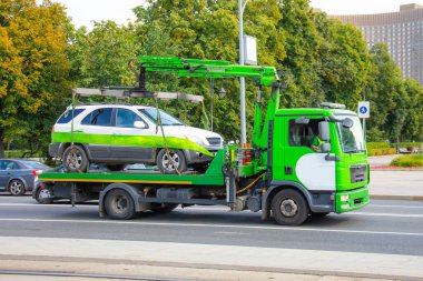 Forklift aracının çekilmesi. Çekici, donanımlı süspansiyon mekanizmasına sahip vinç tahliyesi ve güzel bir otoparka ulaşım aracı.