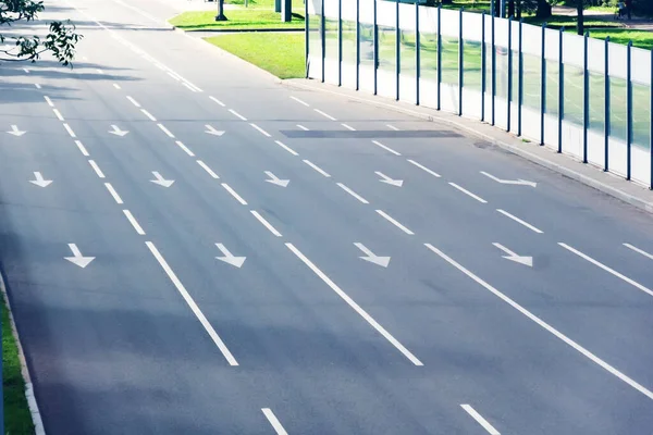 Trafiği yönlendiren dört asfalt şerit, özel otobüs şeridi.