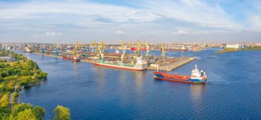 Deniz kenarındaki sanayi limanının panoramik hava görüntüsü