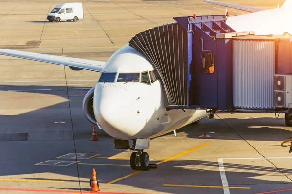 Avión Pasajeros Está Listo Para Terminal Salida Vuelo Día Pasarela — Foto de Stock