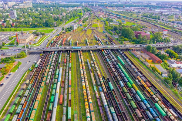 Luftaufnahme Von Einer Fliegenden Drohne Bunter Güterzüge Auf Der Bahnanlage — Stockfoto