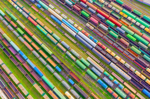 Kargo Vagonu Demiryolu Tesisinde Renkli Yük Trenlerinin Uçan Insansız Hava — Stok fotoğraf