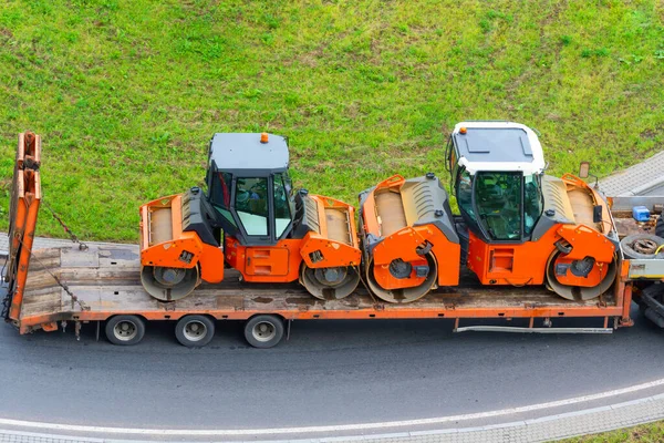 Transporte Una Plataforma Remolque Rodillo Pavimentador Asfalto — Foto de Stock