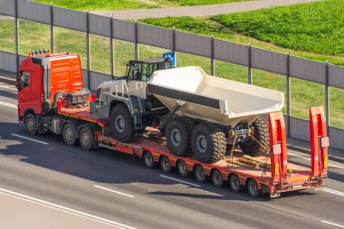 Karavan platformunda maden çıkarmak için büyük bir kamyonun nakliyesi.