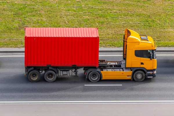 Vrachtwagen Aanhangwagen Met Een Bruine Metalen Lading Container Rijden Snelweg — Stockfoto