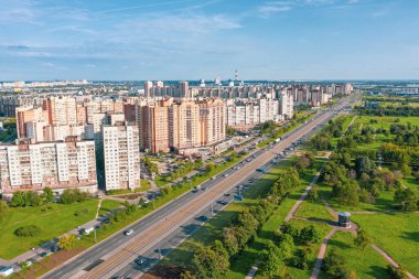 Şehir parkını ve yerleşim alanını ayıran geniş cadde, hava manzaralı.