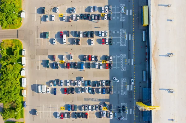 Luchtfoto Naar Beneden Uitzicht Parkeerplaats Met Veel Auto Van Supermarkt — Stockfoto