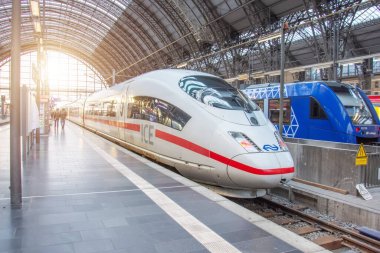 Deutsche Bahn ICE 3 treni Hauptbahnhof Merkez İstasyonu 'nda duruyor. Almanya, Frankfurt Ben Main. 14 Aralık 2019