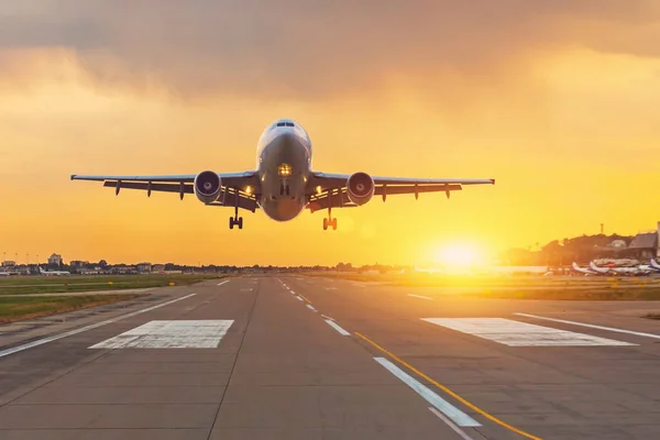 Commercieel Vliegtuig Startbaan Bij Zonsondergang — Stockfoto