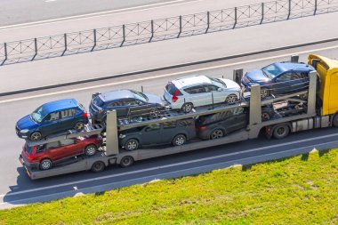 Satıcılara teslim edilecek bir kamyonla yeni arabaların nakliyesi.