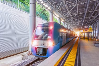 Banliyö hız treni yolcuları bekliyor. İstasyon, boş platform.