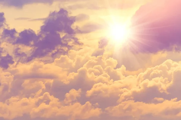 Sonne Mit Hellen Warmen Strahlen Durch Dichte Wolken Göttliche Ausstrahlung — Stockfoto