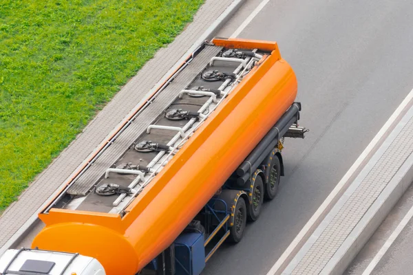 Großer Orangefarbener Tankwagen Rollt Auf Autobahn — Stockfoto