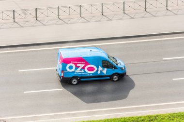 Çevrimiçi Ozon.ru mağazasının teslimat noktalarına teslimat için mini kamyonet. Rusya, Saint-Petersburg. 05 Eylül 2020