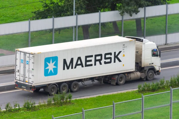 Camion Con Rimorchio Container Maersk Sulla Strada Statale Della Città — Foto Stock