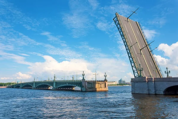 Разведен Троицкий Мост Поднятой Лентой Днем Санкт Петербурге — стоковое фото