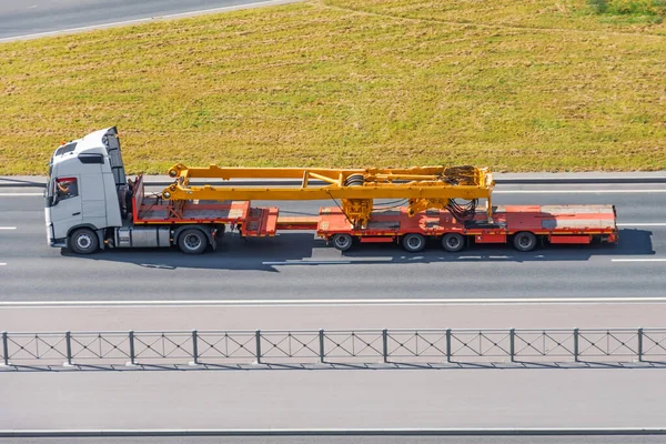 Transporte Componentes Guindaste Torre Jib Reboques Caminhão Pltaform Longo Estrada — Fotografia de Stock