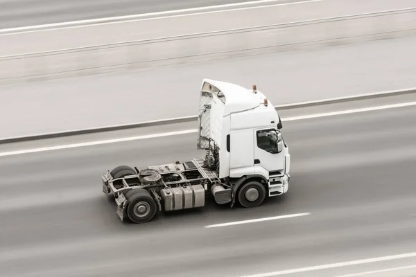 Ein Lkw Ohne Anhänger Rauscht Die Straße Entlang — Stockfoto