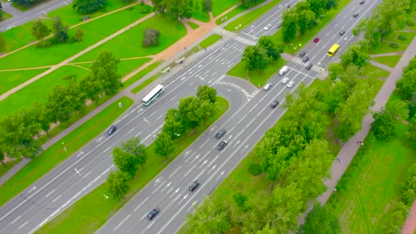 Vista Aérea Superior Autopista Ciudad Del Dron Una Zona Parque — Vídeo de stock