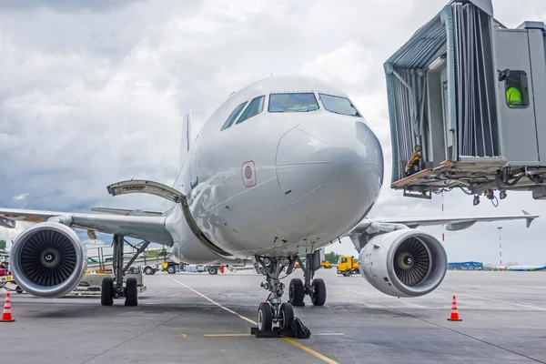 Escada Avião Conectado Avião Pronto Para Passar Pessoas Aeroporto — Fotografia de Stock