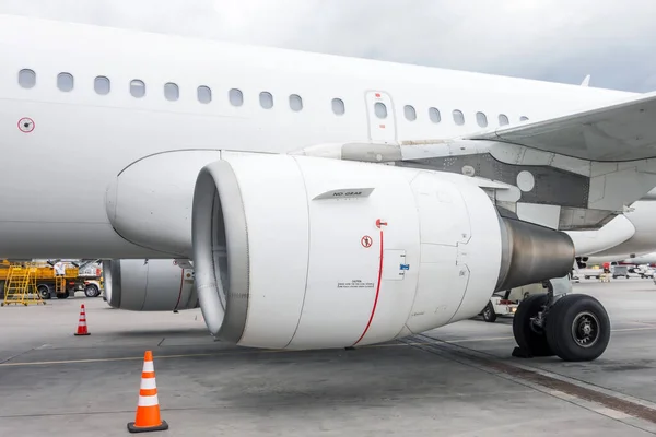 Luftfartygsmotor Vingar Landningsställ Och Flygplanskroppar Med Bordläggning — Stockfoto