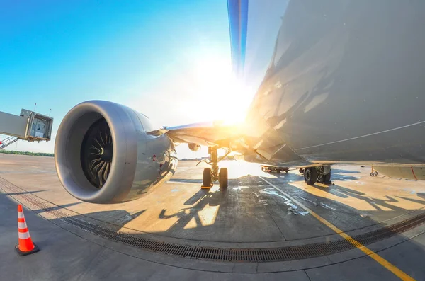 Sol Brillante Sobre Ala Motor Avión Aeropuerto —  Fotos de Stock