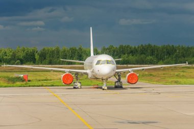 Kasete sarılı bir uçak kaza yapmış, motorlar kırmızı kutularda havaalanında park halinde.