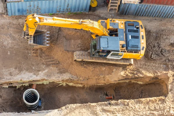 Escavadeira Canteiro Obras Enquanto Cava Trincheiras Para Calcinação Esgoto Drenagens — Fotografia de Stock