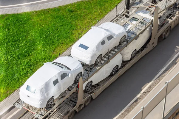 Transport Von Neuwagen Mit Schützender Stoffplane Auf Einem Lkw Anhänger — Stockfoto