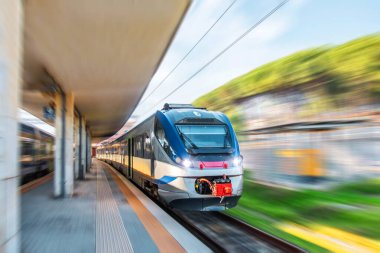 Yolcu istasyonundan geçen banliyö treni.