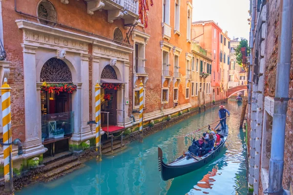 Gondolas Los Canales Venecianos Viajeros Italia Venecia Diciembre 2018 — Foto de Stock