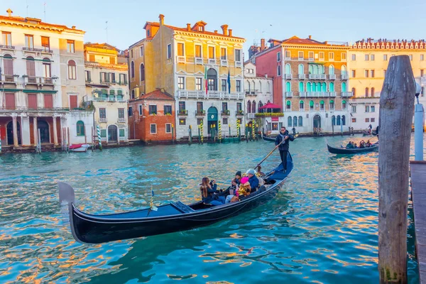 Gondolas Los Canales Venecianos Viajeros Italia Venecia Diciembre 2018 — Foto de Stock