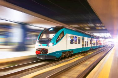 Hızlı şehir treni hareket bulanıklığı ile