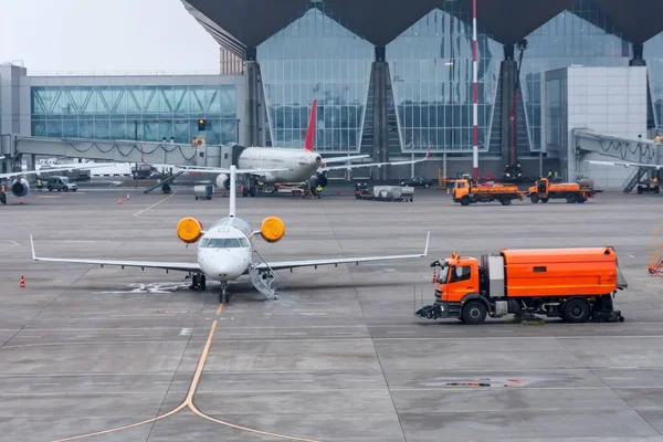 Vista Del Delantal Del Aeropuerto Avión Pasajeros Pie Camión Limpieza —  Fotos de Stock