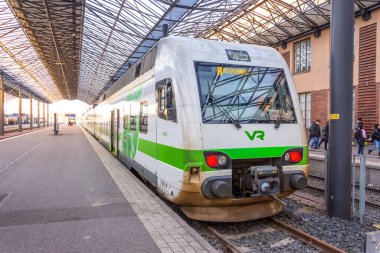 Modern yolcular VR Grubu Merkez İstasyonu 'nu eğitiyorlar. Finlandiya, Helsinki. 24 Kasım 2018