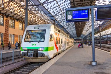 Modern yolcular VR Grubu Merkez İstasyonu 'nu eğitiyorlar. Finlandiya, Helsinki. 24 Kasım 2018