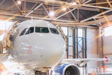 Hangardaki uçak, kokpitin burun manzarası.